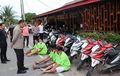 Honda BeAT Sampai Scoopy Dijejer Rapi Polisi, Lima Orang Tertunduk, Tangan Diborgol