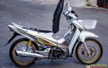 Saudara Honda Supra X 125 Main Elegan Pakai Atasan Putih dan Kontras Kuning