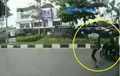 Keren! Dengar Teriakan Darurat, Tukang Parkir Main Kaki, Motor Jambret Nyungsep Pelaku Kabur