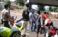 Debt Collector Enggak Kenal Takut, Motor Pria Berbaju Ormas Nekat Diambil Paksa, Korban Sampai Dibanting
