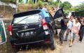 Dipacu Kecepatan Tinggi, Avanza Hitam Miring Tak Biasa, Pengemudi Dilarikan ke RSUD