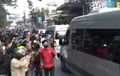 Diberangkatkan dari Gedung Pakuan, Toyota HiAce yang Mengantarkan Jenazah Eril Disambut Warga Bandung