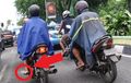 Jarang yang Sadar, Ini Bahaya Naik Motor Pakai Sandal Saat Hujan