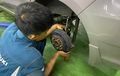 Ini Dia Gunanya, Mengocok Pedal Rem Mobil Saat Melakukan Pengurasan Minyak Rem