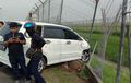 Keluar Bandara Soetta Terjang Empat Pemotor, Toyota Avanza Babak Belur Jebol Pagar