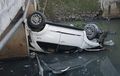 Gara-Gara Main Handphone, Toyota Fortuner Nyebur Ke Kali di Tebet