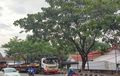 Jalan Perintis Kemerdekaan Semarang Jadi Lokasi Parkir Liar Sejumlah Truk, Sampai Picu Kecelakaan Lo