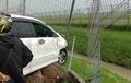 Toyota Avanza Babak Belur Tak Lama Keluar dari Bandara Soekarno-Hatta, Terjang Pemotor Hingga Jebol Pagar Pembatas