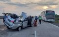 Avanza Amburadul Hajar Pembatas, Atap Amblas, Ngebut di Tol Transjawa 