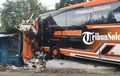 Hindari Motor, Warung Remuk Ditumbuk Bus Jaya Gemilang, Kencang di Turunan