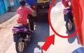 Asyik Ngobrol di Jalan, Bocah Pengendara Yamaha Mio Seruduk Bak Truk Hingga Nyangkut