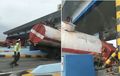 Heran, Truk Tangki Minyak Terjungkal di Gerbang Tol, Palang Pembatas Ketinggian Diduga Enggak Kebaca