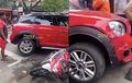 MINI Cooper Masuk Jalur Lawan Dadakan, Dua Motor Disasak Kencang, Ada Yang Kejepit