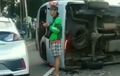 Toyota HiAce Tak Berdaya, Rebah di Jalan Raya Lenteng Agung, Musuh Tiang PJU