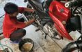 Tips Membersihkan Kerak Bekas Oli di Part-Part Motor, Pakai Sabun Ini