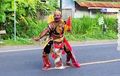 Pindah Profesi, Gatotkaca Kini Bantu Warga Menyeberang Jalan, Berapa Sih Bayarannya?
