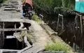 Warga: Harus Banyak Doa Biar Selamat, Jembatan di Indragiri Hilir Bikin Pengendara Was-was, Salah Langkah Bisa Masuk Lubang