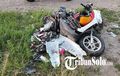 Terjepit Honda Brio dan Truk, Bodi Honda Scoopy Putih Ini Ringsek Parah, Mesin Pecah
