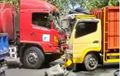 Lagi-lagi Truk Pertamina, Adu Gebrak Musuh Truk Lain, Satu Sopir Kejepit di Kabin