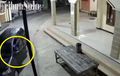 Gak Punya Hati, Turun Dari Mobil Dikira Mau Solat Ternyata Sikat Kotak Amal Masjid, Aksinya Terekam CCTV