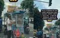 Saking Lamanya Lampu Merah, Bapak Ini Show Off Goreng Risol Di Tengah Jalan