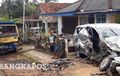 Jalan Sepi dan Hujan, Kijang Innova Teriris Separuh, Ditebas Habis Dump Truck