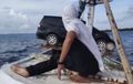 Warganet Dibikin Jantungan, Nissan Livina Nekat Numpang Perahu Kecil di Tengah Laut