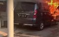 Warga Panik, Api Berobar di Kabin Avanza Yang Terparkir, Air Galon Buat Nyiram