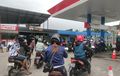 Bikin Ketar-ketir, Antrean Pertalite Mengular di SPBU Purwokerto, Warga: Tak Biasanya