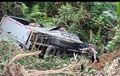 Apes, Truk Muatan Mi Instan Anjlok ke Jurang 20 Meter, Sopir dan Kernet Pergi