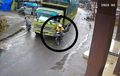 Deg-degan, Truk Rem Blong Oleng Tabrak Pemotor, Netizen Salut Sama Sopir