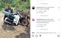 Honda Astrea Berakhir Meleyot Gara-gara Angkut Banyak Paket, Netizen Sampai Ikut Kasihan Sama Kurirnya
