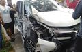 Bodi Kanan Toyota Avanza Terkelupas, Truk Jadi Korban, Tembok Pabrik Jebol