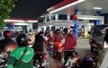 Efek Harga Pertamax Turun, Sejumlah Driver Ojol Serbu SPBU dan Rela Antre Buat Isi BBM