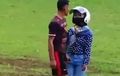 Kepala Desa Beberkan Alasan Istri Berhelm Seret Suami Keluar Lapangan Sepakbola, Apa Yang Sebenarnya Terjadi?
