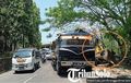 Posisi Truk Melintang, Buldoser yang Diangkut Mendadak Jatuh, Penyebabnya Jadi Pertanyaan