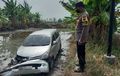 Toyota Avanza Berkubang di Sawah, Posisi Ditolong Sopir Masih Ngorok