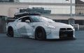 Nissan GT-R R35 Bergaya Sporty Touring, Efek Bodi Gambot, Pakai Roof Box