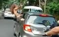 Video WNA Duduk di Jendela Honda Brio Sambil Asyik Berjoget di Jalan Bali Viral, Bikin Netizen Geram