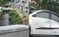 Bentur Pembatas Jalan, Toyota Rush Berakhir Bonyok Sana-sini di Dasar Selokan