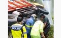 Truk Berdentuman Keras Tiga Kali Hingga Akhirnya Terguling, Pengendara Honda Legenda Terjepit