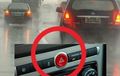 Dilarang Saat Objek Bergerak, Bagaimana Kalau Menyalakan Hazard Mobil Saat Mundur?