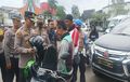 Tak Cuma Tertibkan Pelanggar, Polisi juga Bagi-bagi Helm di Operasi Zebra Lodaya 2022 di Sumedang