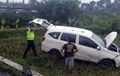Kena Ciluk Ba Motor, Daihatsu Sigra Nyemplung Sawah saat Hujan Deras, Polisi Bilang Begini