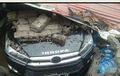 Diterpa Hujan Badai, Toyota Innova Reborn dan Mitsubishi Xpander Ringsek Tertimpa Garasi Rubuh 