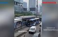 Kuat-kuatan Mental, Pengendara Vario Kalah Lawan Bus Transjakarta, Pilih Putar Balik
