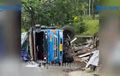Dua Warung Rata Tanah Tertimpa Truk Rebahan, Gigi Transmisi Jadi Penyebab, Kok Bisa?