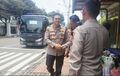 Tanpa Tongkat Komando dan Topi, Ratusan Pejabat Polri Geruduk Istana Naik Bus