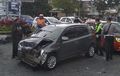 Salah Pilih Lawan, Wajah Toyota Etios Tak Berbentuk Gara-gara Lampu Merah