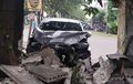 Diduga Lalai, Toyota Avanza Hajar Tembok Rumah Warga di Tangerang Selatan, Ada Korban?